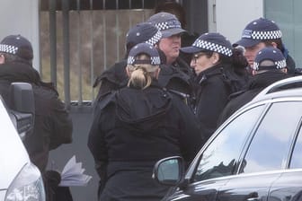 Polizisten in Kent (Symbolbild): Ein Mann hat den Mord an zwei Frauen in Großbritannien gestanden.