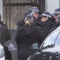 Polizisten in Kent (Symbolbild): Ein Mann hat den Mord an zwei Frauen in Großbritannien gestanden.