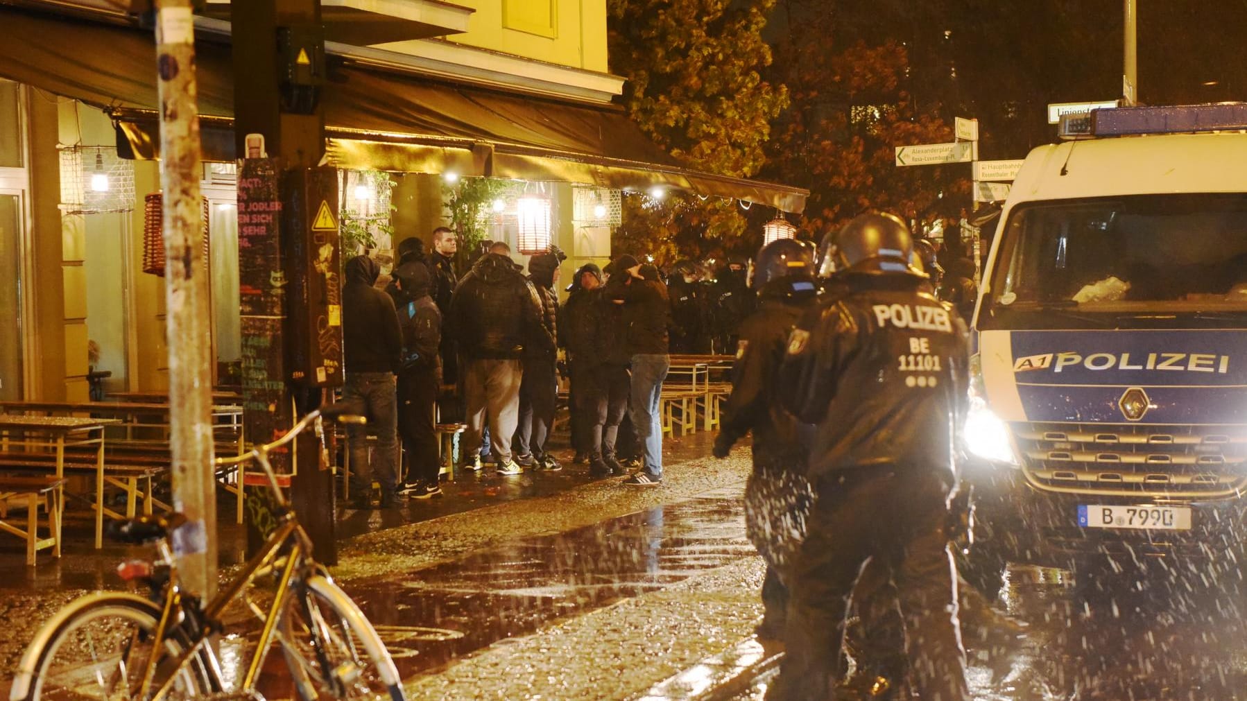 Feyenoord-Ultras am Donnerstagabend in Berlin: Die Polizei kontrollierte am Rosa-Luxemburg-Platz in der Nacht zu Freitag 124 Personen. Feyenoord-Ultras am Donnerstagabend in Berlin: Die Polizei kontrollierte am Rosa-Luxemburg-Platz in der Nacht zu Freitag 124 Personen.