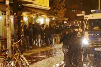 Feyenoord-Ultras am Donnerstagabend in Berlin: Die Polizei kontrollierte am Rosa-Luxemburg-Platz in der Nacht zu Freitag 124 Personen.