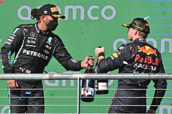 Der Jäger und der Gejagte: Lewis Hamilton (li.) liegt vor dem 18. Saisonrennen zwölf Punkte hinter WM-Spitzenreiter Max Verstappen.