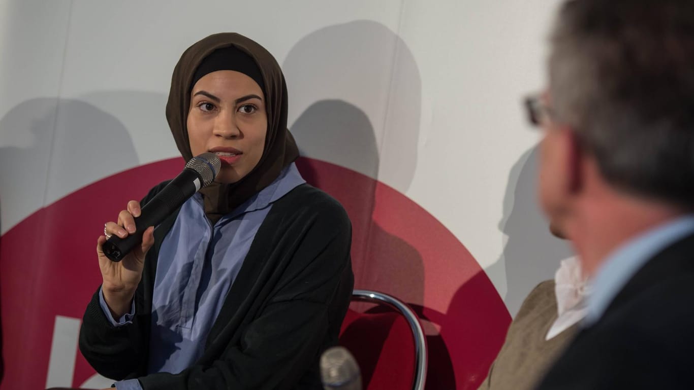 Nemi El-Hassan bei einer Podiumsdiskussion (Archivfoto): Für das ZDF kann sie weiter arbeiten.