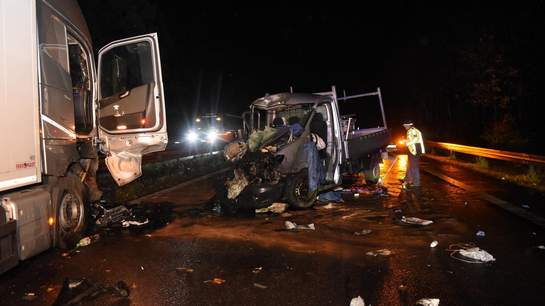 Crash auf der A10 am Freitag: Der Fahrer des Transporters wurde schwer verletzt, kam ins Krankenhaus.