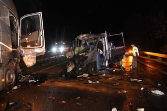 Crash auf der A10 am Freitag: Der Fahrer des Transporters wurde schwer verletzt, kam ins Krankenhaus.