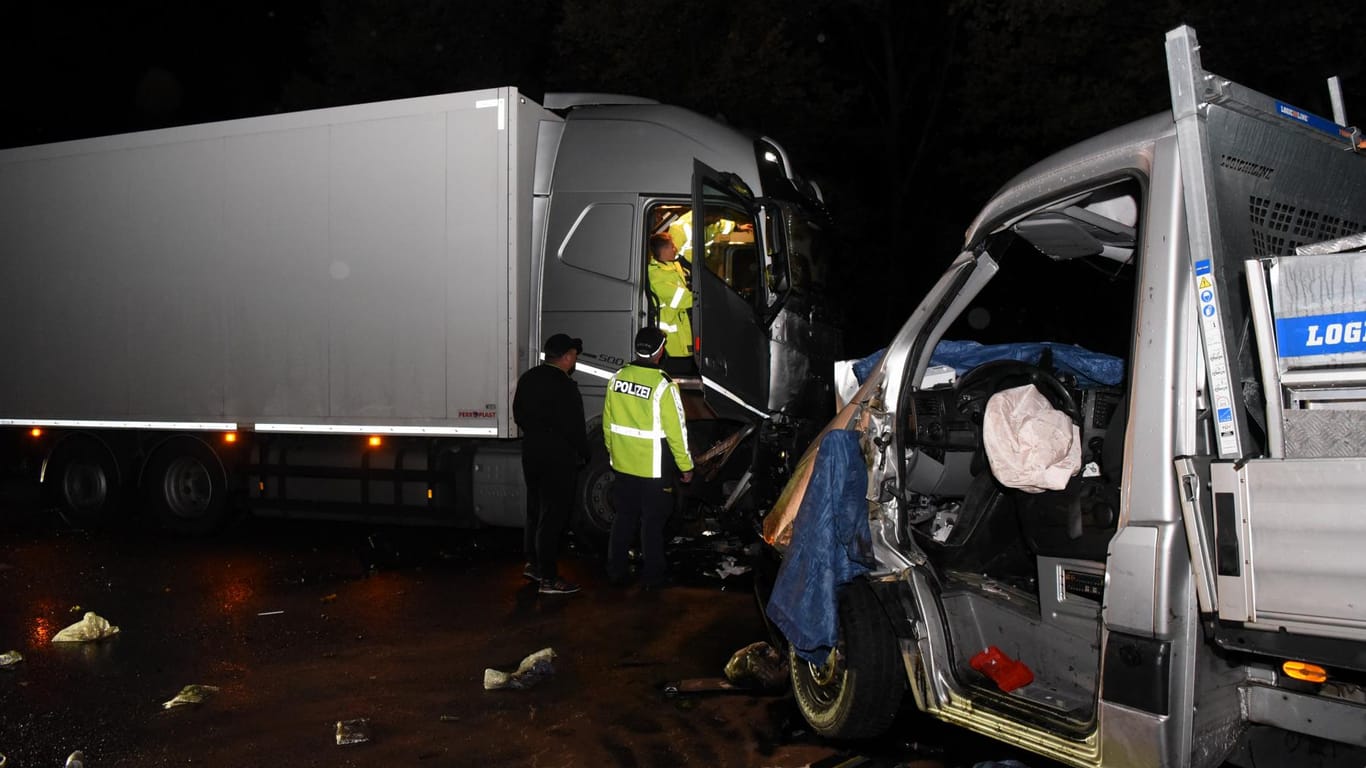 Schwerer Geisterfahrer-Unfall auf der A10: Einsatzkräfte untersuchten die Unfallfahrzeuge in der Nacht.