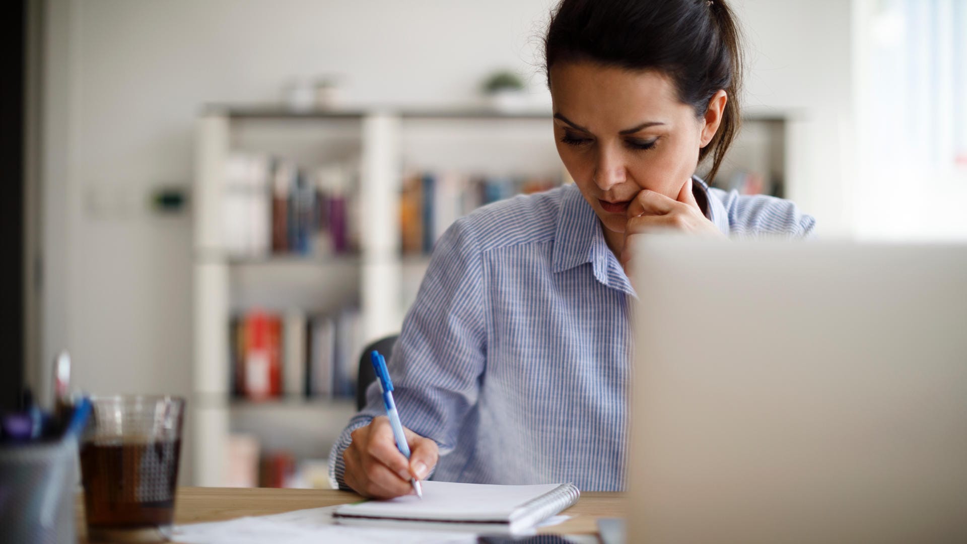 Konzentriert arbeiten (Symbolbild): Um die höheren Rentenbeträge zu finanzieren, sollen Arbeitgeber mehr arbeiten und weniger Urlaub nehmen – das fordern Experten des IW.