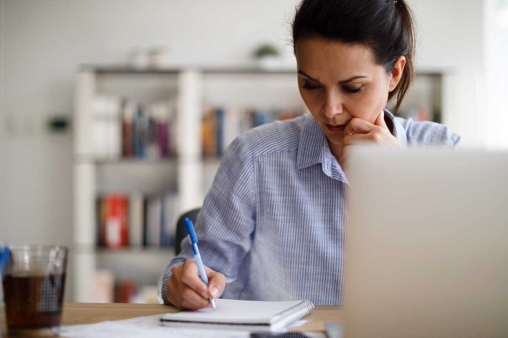 Konzentriert arbeiten (Symbolbild): Um die höheren Rentenbeträge zu finanzieren, sollen Arbeitgeber mehr arbeiten und weniger Urlaub nehmen – das fordern Experten des IW.