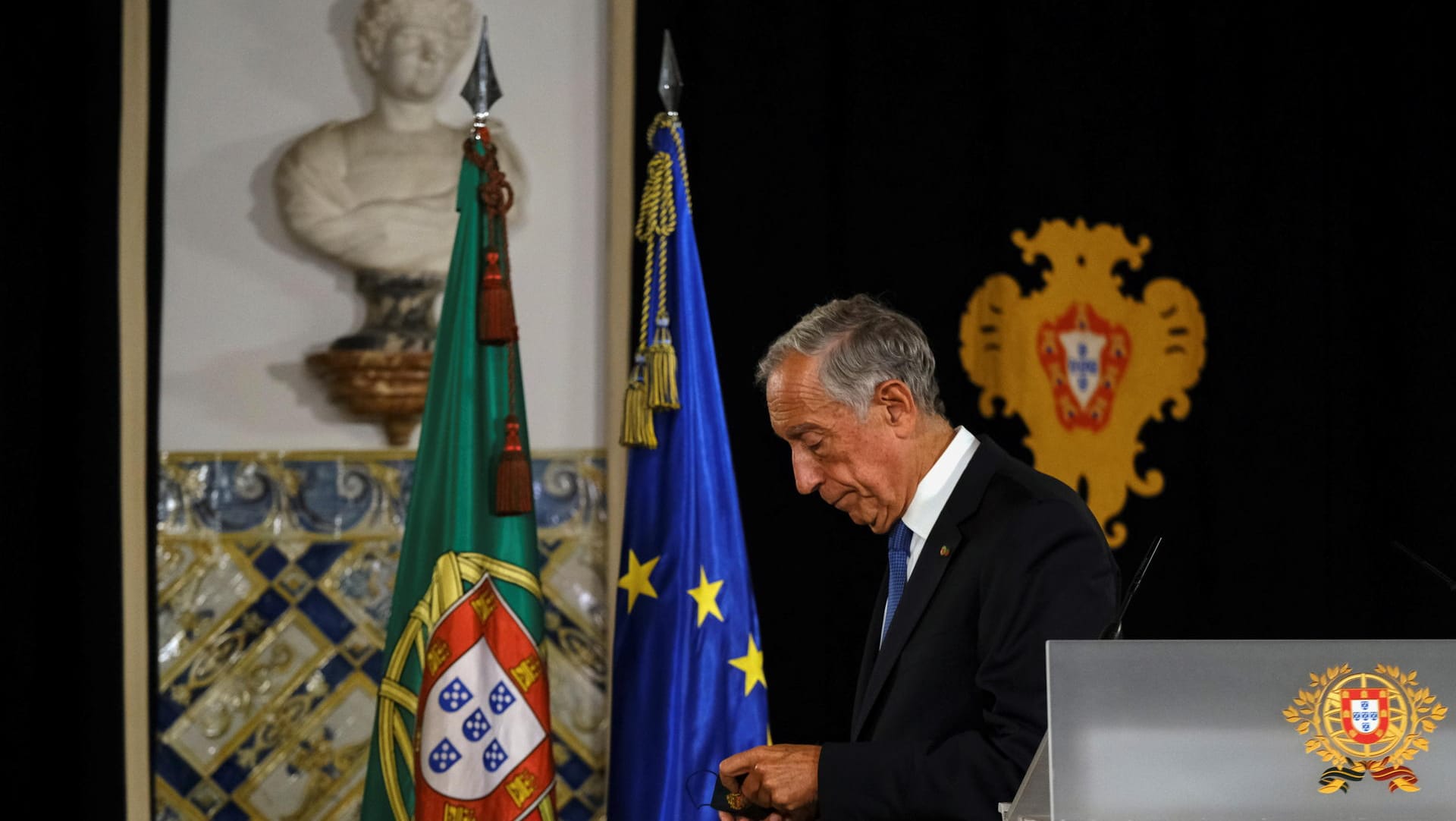 Marcelo Rebelo de Sousa: Portugals Präsident hat für das Land Neuwahlen ausgerufen. Marcelo Rebelo de Sousa: Portugals Präsident hat für das Land Neuwahlen ausgerufen.