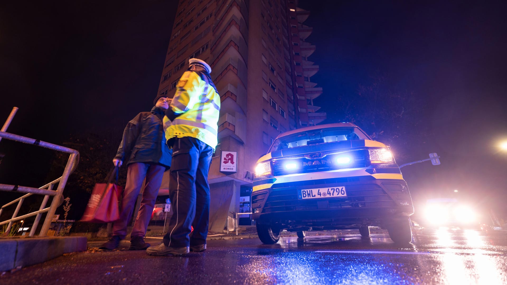 Ein Polizeibeamter im Stuttgarter Stadtteil Zuffenhausen mit einem Passanten: Der Fundort muss im Umkreis von 500 Metern evakuiert werden. Ein Polizeibeamter im Stuttgarter Stadtteil Zuffenhausen mit einem Passanten: Der Fundort muss im Umkreis von 500 Metern evakuiert werden.