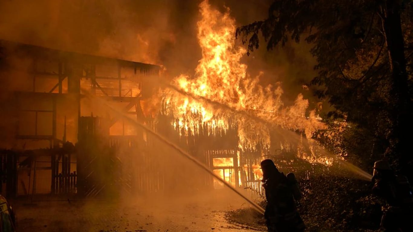 Flammen lodern aus dem Gebäude: Die Halle wurde bei dem Feuer komplett zerstört.