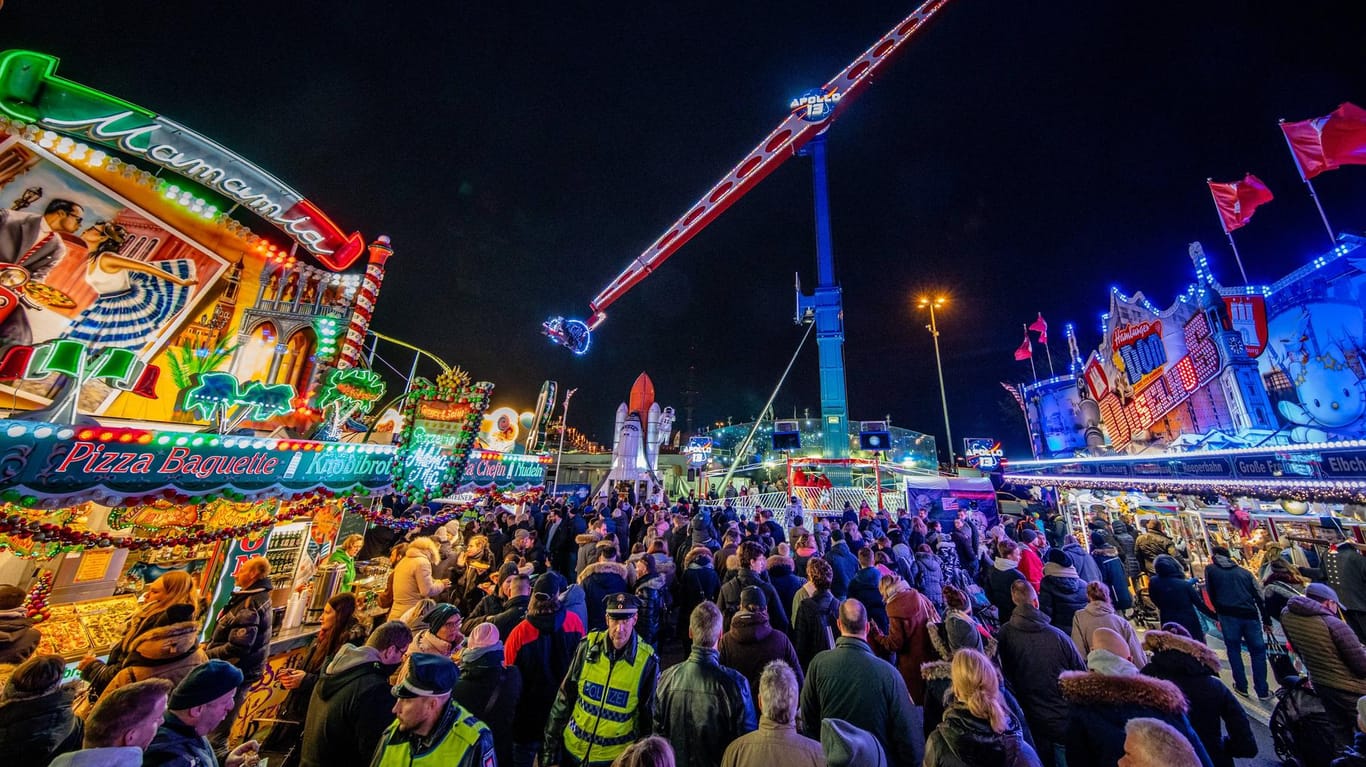 Menschen laufen über den Hamburger Winterdom 2018 (Archivbild): Nach vier Corona-bedingten Absagen findet der Dom nun wieder statt.