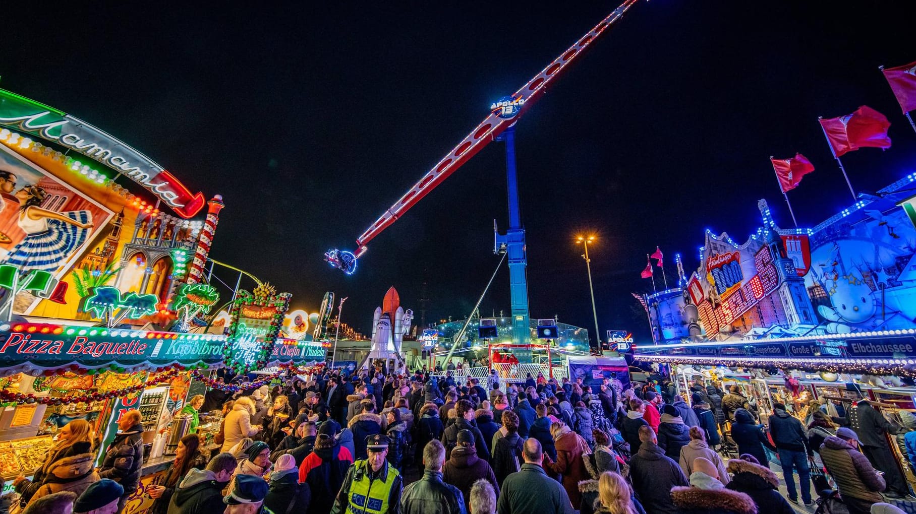 Menschen laufen über den Hamburger Winterdom 2018 (Archivbild): Nach vier Corona-bedingten Absagen findet der Dom nun wieder statt. Menschen laufen über den Hamburger Winterdom 2018 (Archivbild): Nach vier Corona-bedingten Absagen findet der Dom nun wieder statt.