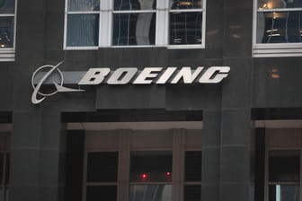Logo der Firma Boeing: Das Luftfahrtunternehmen geriet nach zwei Abstürzen seines Models 737 in Bedrängnis – dafür forderten die Aktionäre in einer Klage Rechenschaft.