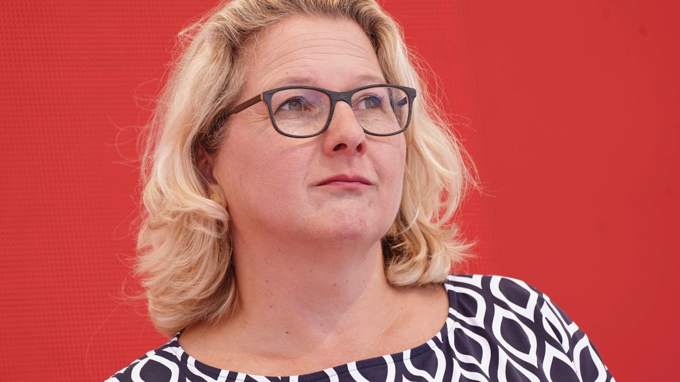 Svenja Schulze (SPD) bei einer Wahlkampfveranstaltung im Sommer 2021: Ob sie die deutsche Klimapolitik auch in der neuen Regierung leitend mitbestimmt, ist noch offen.