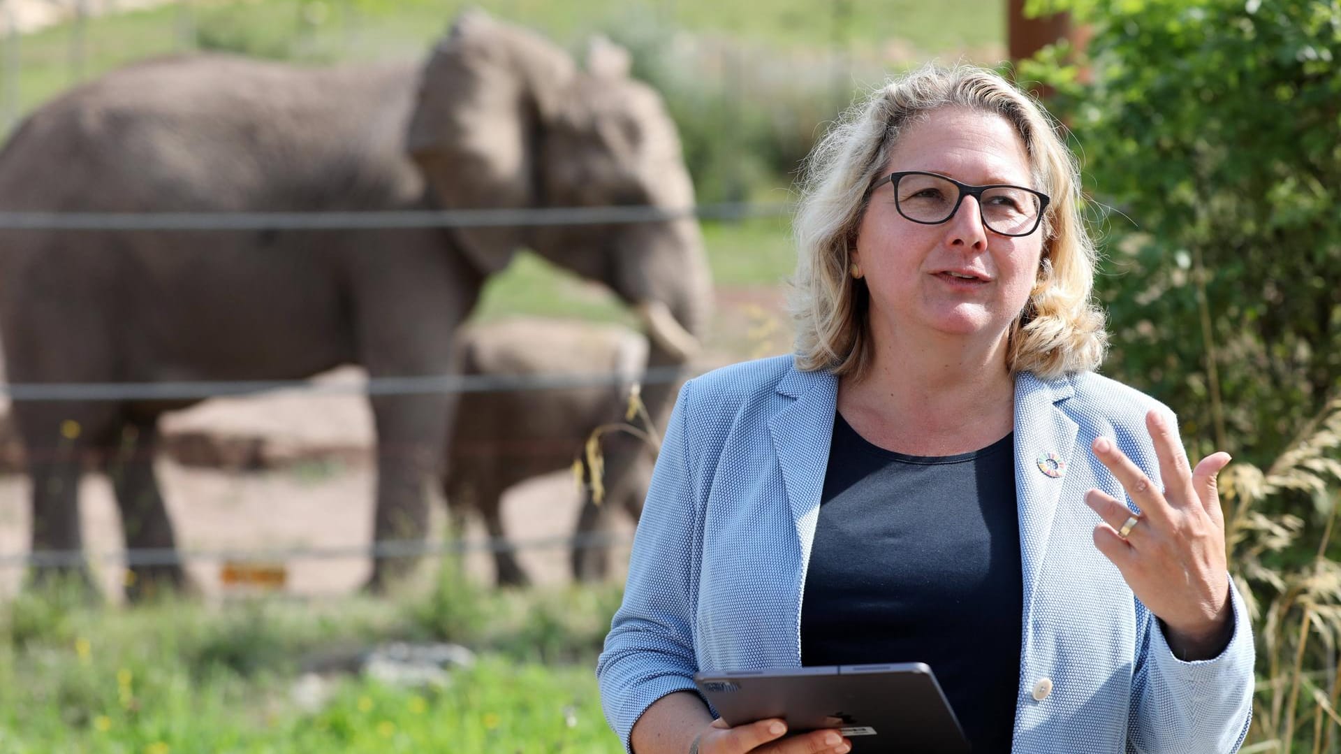 Die Bundesumweltministerin bei einem Besuch des Erfurter Zoos: Ob Svenja Schule auch in der Ampelkoalition eine Ministerrolle übernimmt, ist noch unklar. Ein Sitz im Bundestag ist ihr allerdings schon sicher.