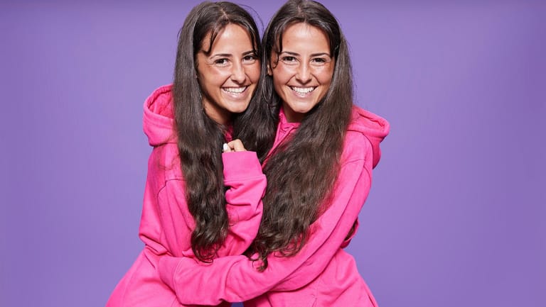 "Die Superzwillinge": Ilona und Susanna gleichen sich wie ein Ei dem anderen.