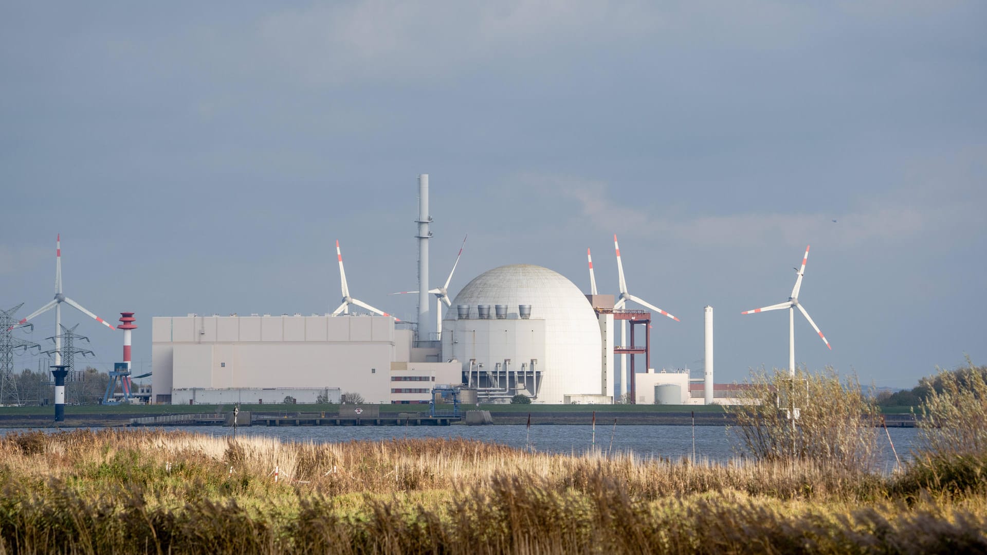 Das Atomkraftwerk Brokdorf in Schleswig-Holstein: Bis Ende des Jahres soll das Werk stillgelegt werden. Auch die Kernkraftwerke Grohnde und Gundremmingen C gehen noch 2021 vom Netz. Die drei letzten Anlagen werden spätestens Ende 2022 abgeschaltet.