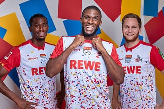 FC-Spieler Kingsley Ehizibue, Anthony Modeste und Benno Schmitz (v. l.) werden das Karnevalstrikot beim Spiel gegen Union Berlin einweihen.