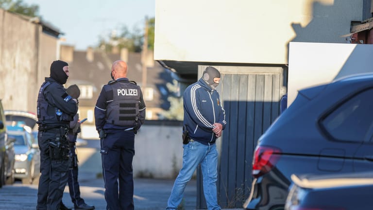 Ermittler von Polizei und LKA bei einer Razzia (Symbolbild): Mehr als 100 Polizisten waren bei der Durchsuchung in Düsseldorf beteiligt.