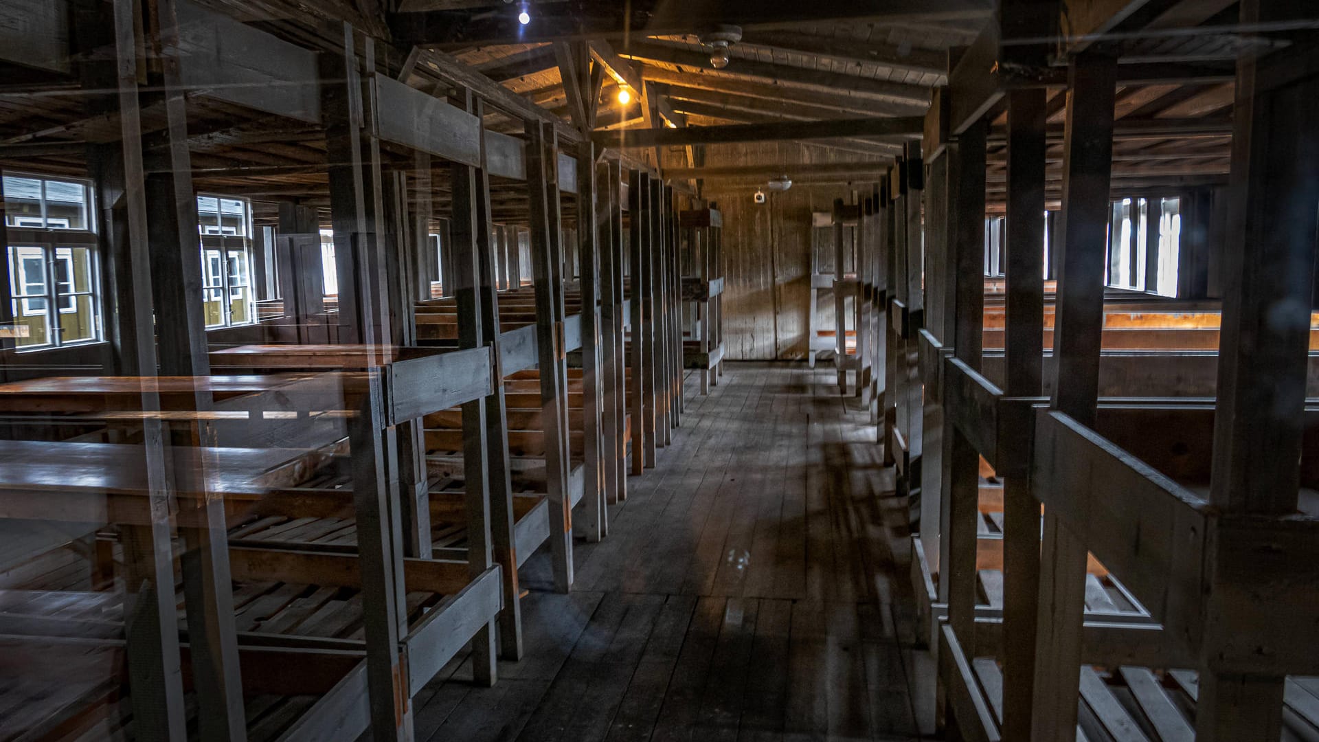 Blick in eine Häftlingsbaracke des KZ Sachsenhausen: Emil Farkas war in einer wie dieser eingepfercht. Die hygienischen Zustände waren furchtbar, es gab keine Matratzen oder auch nur Decken.