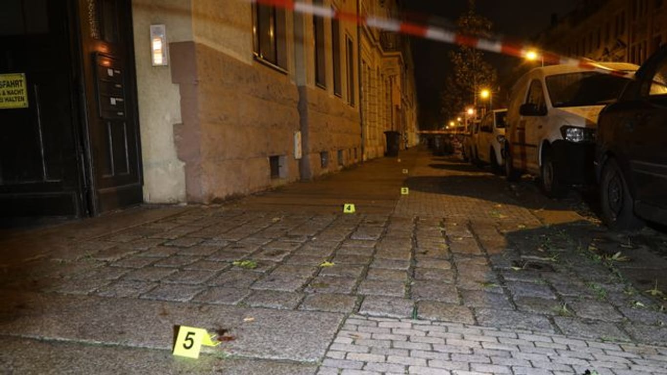 Markierungen der Spurensicherung auf dem Pflaster am Tatort: Hier wurde der Passant in der Nacht zu Freitag niedergestochen.