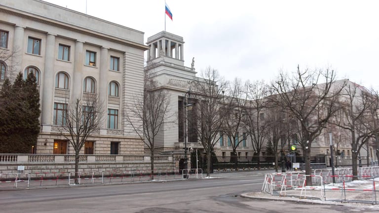 Der Komplex der russischen Botschaft in Berlin: Aus einem der Gebäude soll der Mann in den Tod gestürzt sein.