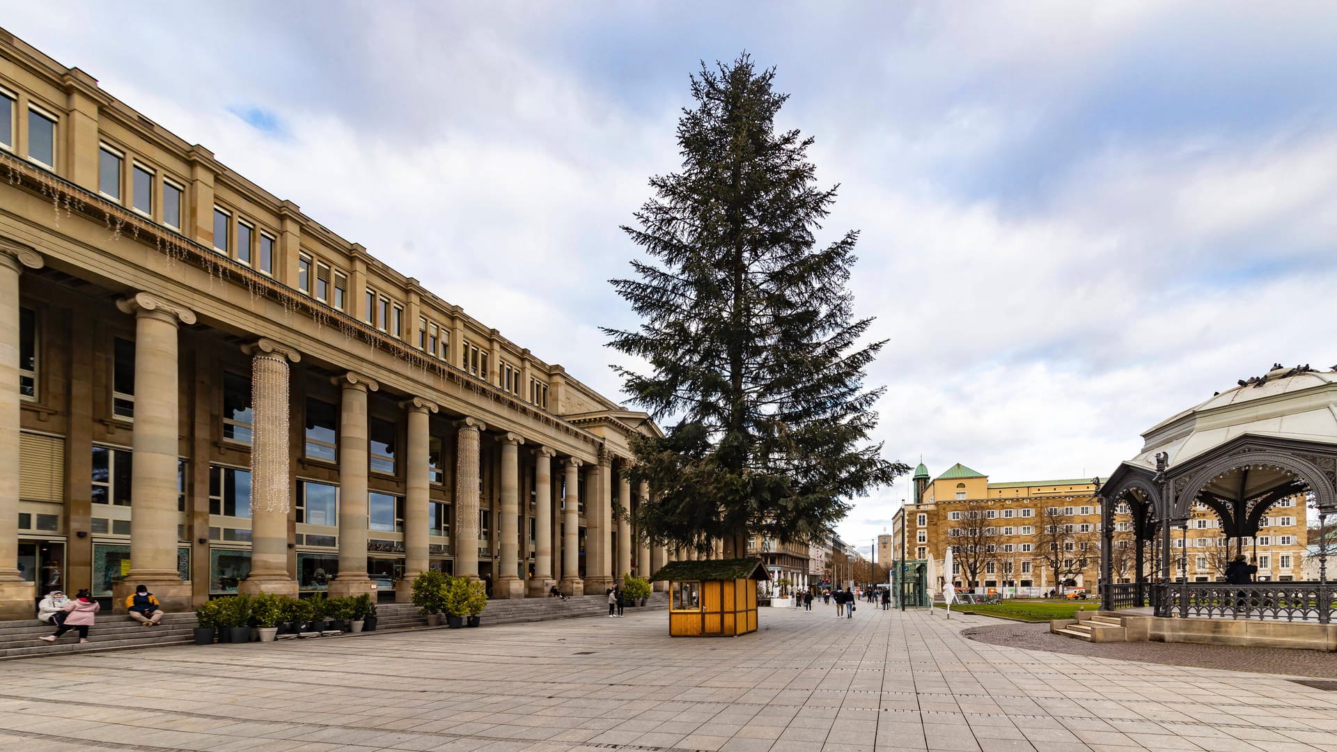 Weihnachtsbaum auf dem Schlossplatz (Archivbild): Aus Sicherheitsgründen trägt er keinen Stern. Weihnachtsbaum auf dem Schlossplatz (Archivbild): Aus Sicherheitsgründen trägt er keinen Stern.