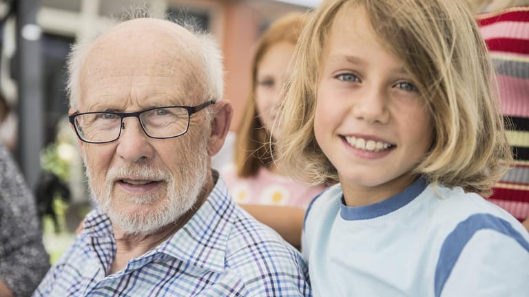 Großvater und Enkel: Der eine profitiert von der Rentenerhöhung, der andere muss das bald erwirtschaften.