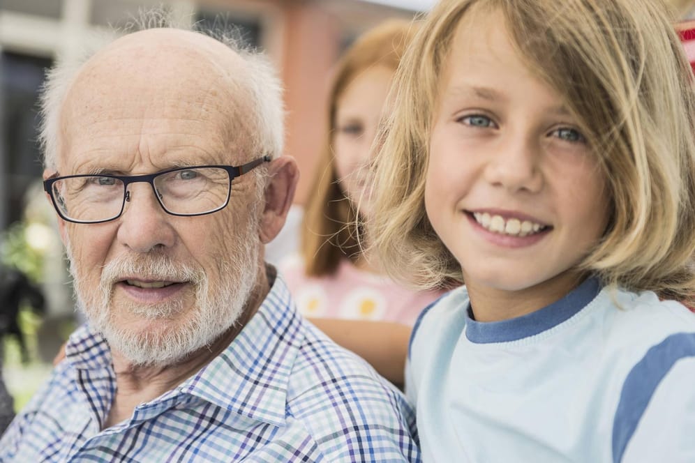 Großvater und Enkel: Der eine profitiert von der Rentenerhöhung, der andere muss das bald erwirtschaften.