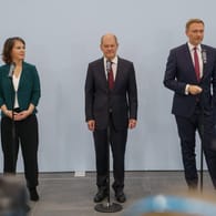Annalena Baerbock, Olaf Scholz und Christian Lindner (Archivbild): Die Koalitionsverhandlungen stecken noch in der inhaltlichen Phase.
