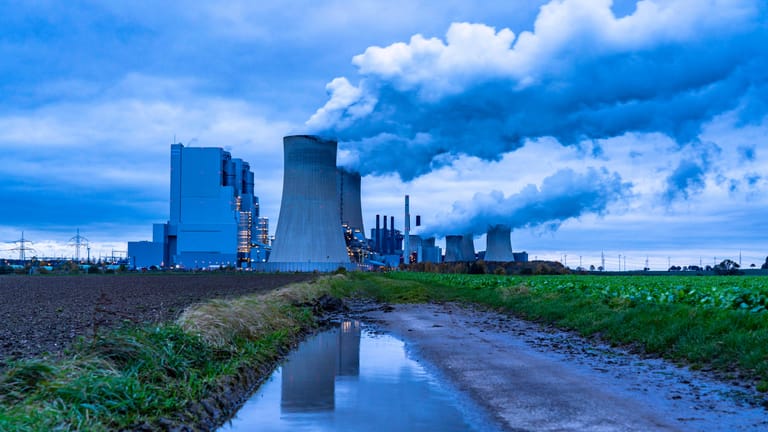 Braunkohlekraftwerk Neurath von RWE: Die Braunkohlezufahrt wurde durch Klimaaktivisten versperrt.