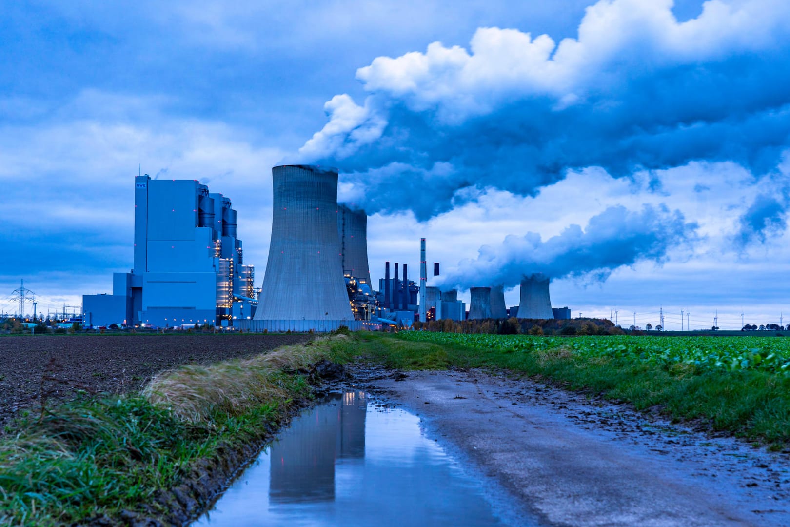 Braunkohlekraftwerk Neurath von RWE: Die Braunkohlezufahrt wurde durch Klimaaktivisten versperrt.