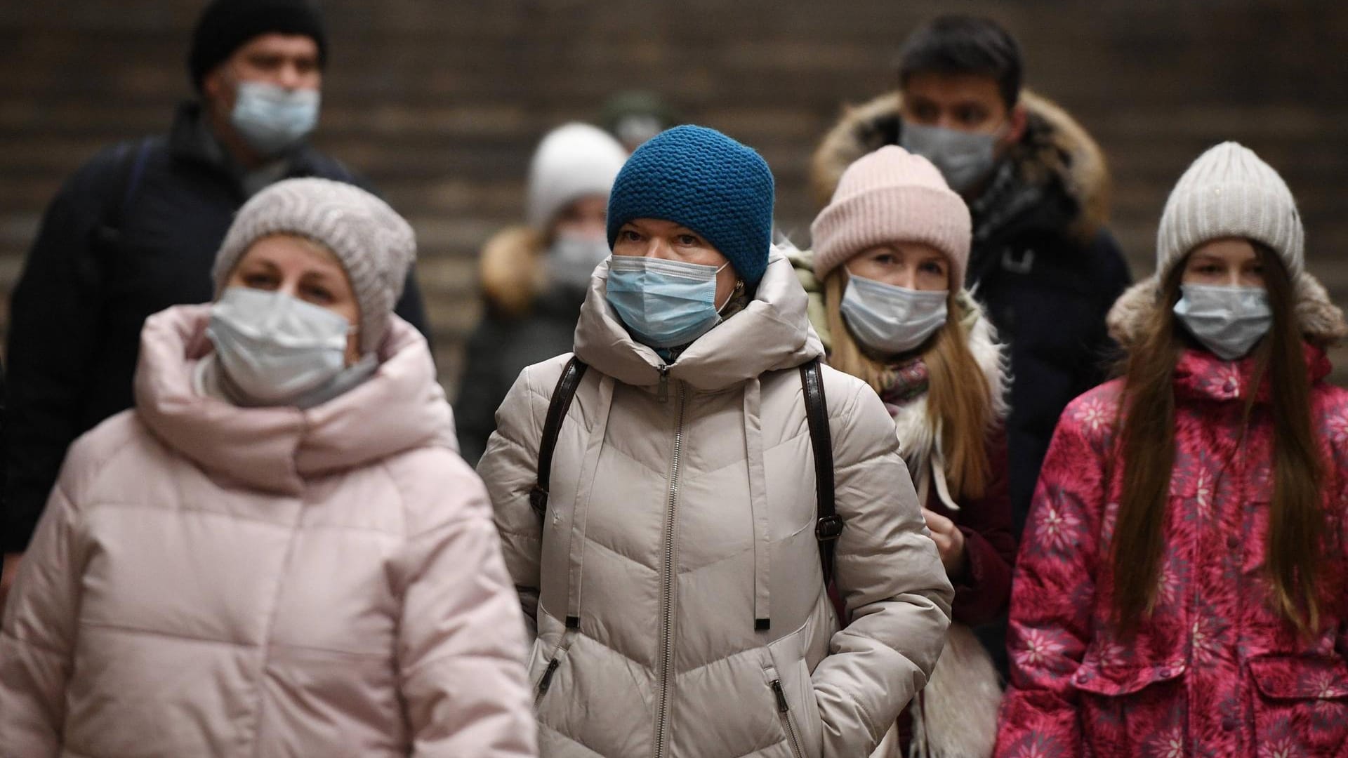 Novosibirsk: Passanten tragen Schutzmasken in einem U-Bahnhof.