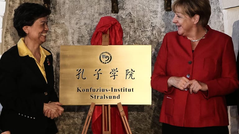 Kanzlerin Angela Merkel (CDU) bei der Einweihung des Konfuzius-Instituts Stralsund: schleichende Ideologisierung.