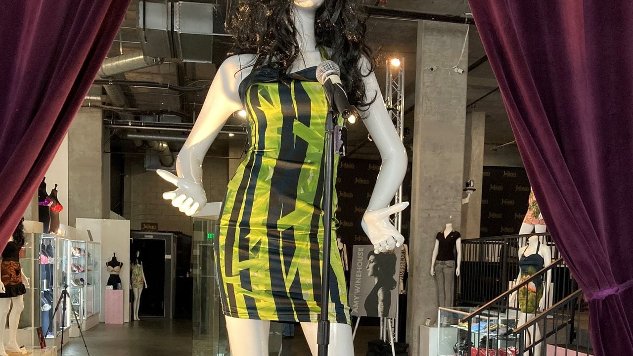 Eine Schaufensterpuppe trägt das grün-schwarze Kleid, das die Sängerin Amy Winehouse auf ihrem letzten Konzert trug, im Juni 2011 in Belgrad. Eine Schaufensterpuppe trägt das grün-schwarze Kleid, das die Sängerin Amy Winehouse auf ihrem letzten Konzert trug, im Juni 2011 in Belgrad.