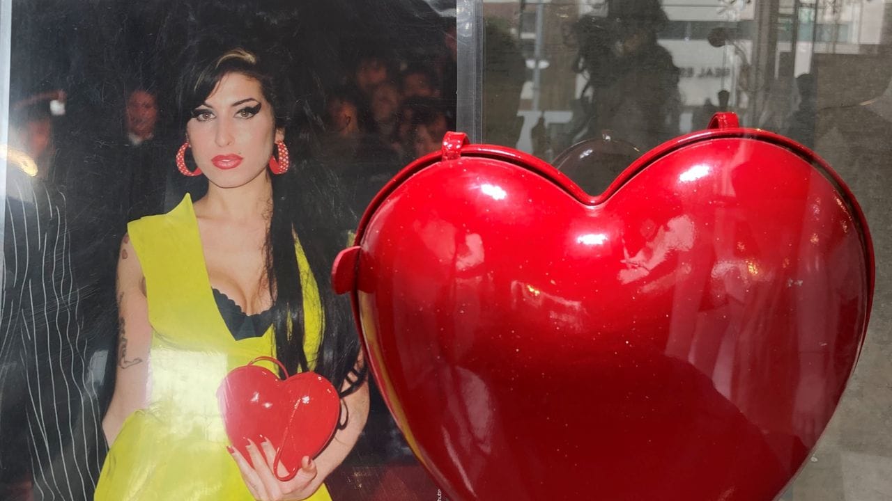 Eine speziell angefertigte rote Ledertasche in Herzform von Moschino, die Amy Winehouse bei den Brit Awards 2007 trug. Eine speziell angefertigte rote Ledertasche in Herzform von Moschino, die Amy Winehouse bei den Brit Awards 2007 trug.