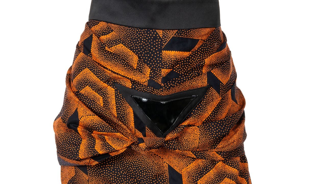 Diesen schmal geschnittenen Rock mit orangefarbenen Muster und einem gerüschten Saum von Tina Kalivas trug Amy Winehouse bei den Grammy Awards 2008. Diesen schmal geschnittenen Rock mit orangefarbenen Muster und einem gerüschten Saum von Tina Kalivas trug Amy Winehouse bei den Grammy Awards 2008.