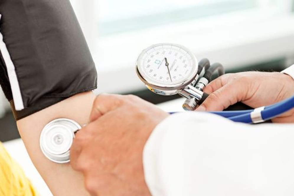 Vorsorgliche Messung: Alle sollten ihren Blutdruck kennen und in bestimmten Abständen checken lassen, raten Experten.