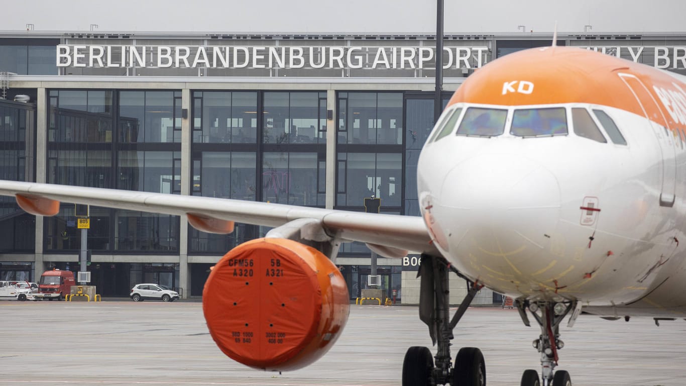 Ein Flugzeug am Flughafen Berlin Brandenburg: Am Freitag musste der Sicherheitsbereich nach einem Feueralarm geräumt werden.