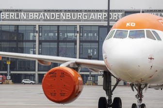 Ein Flugzeug am Flughafen Berlin Brandenburg: Am Freitag musste der Sicherheitsbereich nach einem Feueralarm geräumt werden.