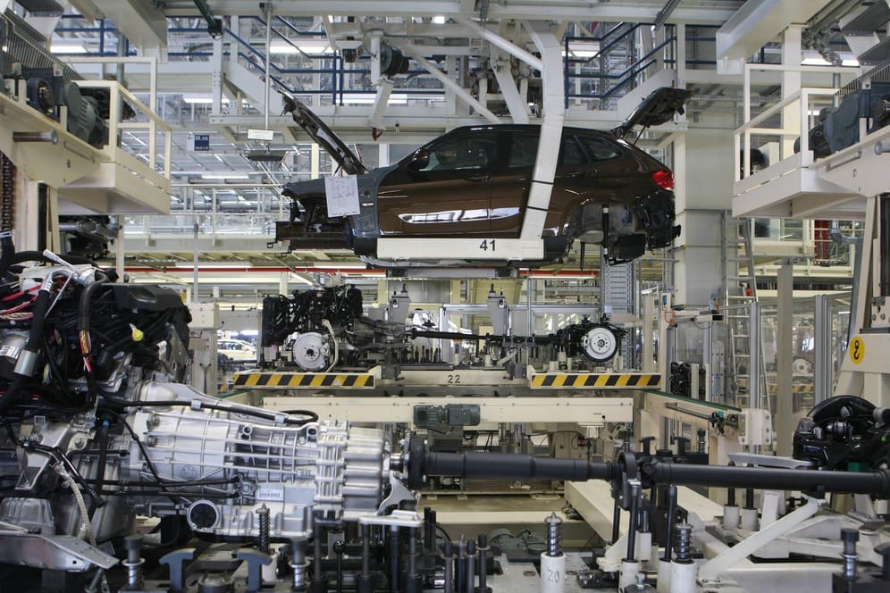 Das BMW-Werk in Leipzig (Archivbild): Der Autohersteller will die Arbeitszeit schrittweise verkürzen.