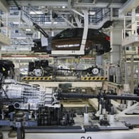 Das BMW-Werk in Leipzig (Archivbild): Der Autohersteller will die Arbeitszeit schrittweise verkürzen.