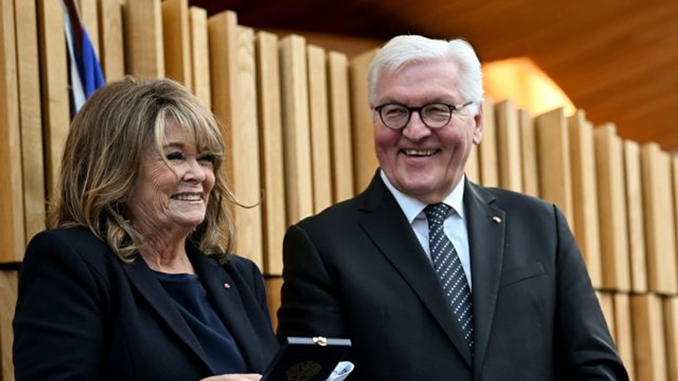 Bundespräsident Frank-Walter Steinmeier bei der Verleihung des Verdienstordens der Bundesrepublik Deutschland an Wencke Myhre.