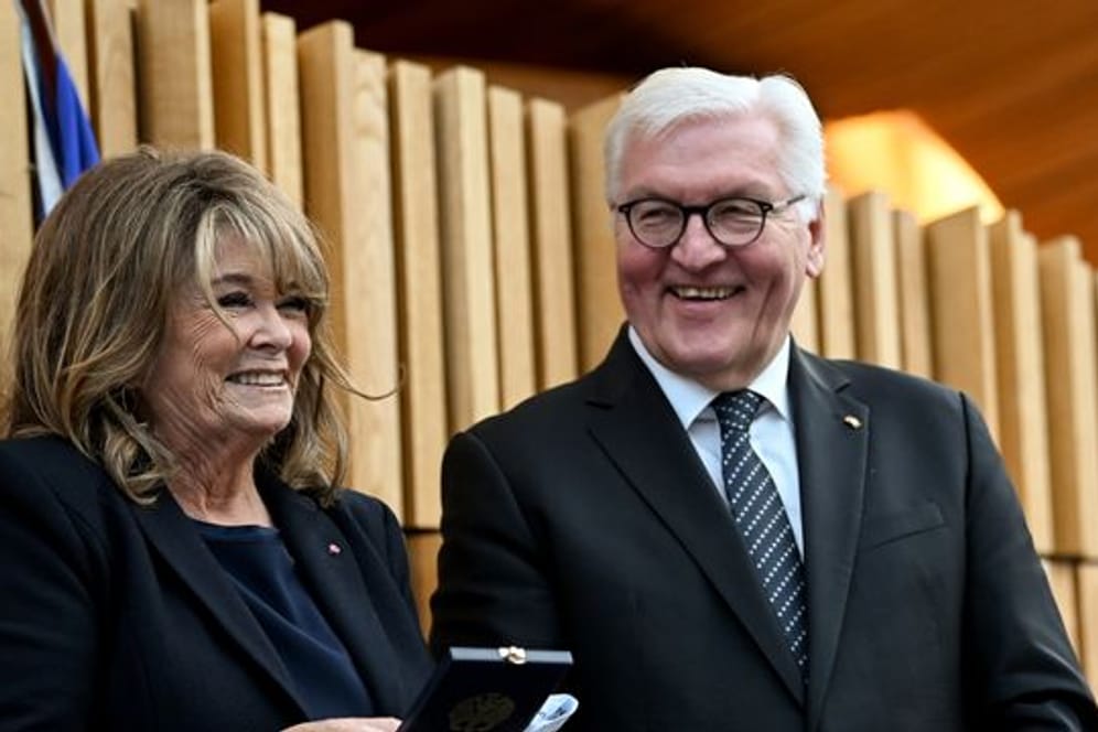 Bundespräsident Frank-Walter Steinmeier bei der Verleihung des Verdienstordens der Bundesrepublik Deutschland an Wencke Myhre.