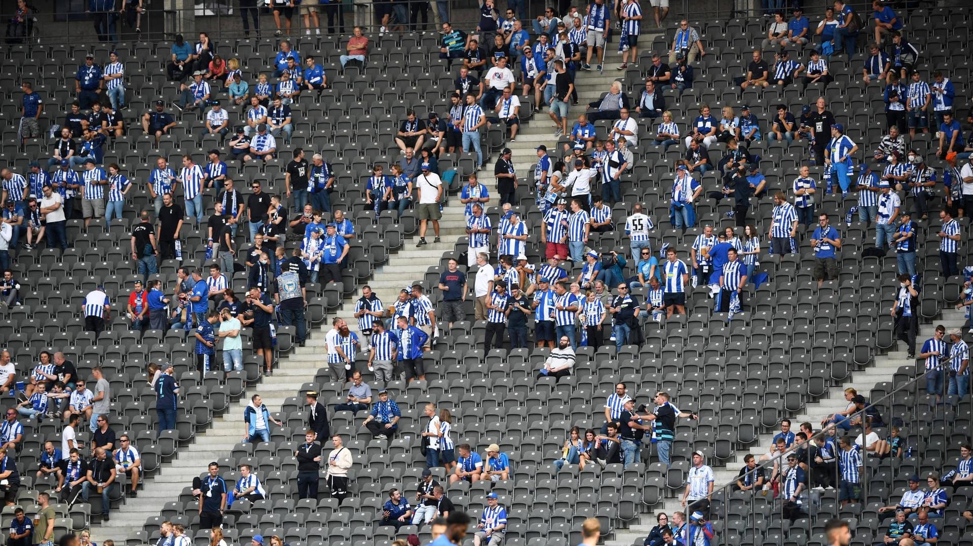 Plätze bleiben frei: Auch im Berliner Olympiastadion ist ein Zusammensitzen, wie man es kennt, zurzeit nicht möglich.