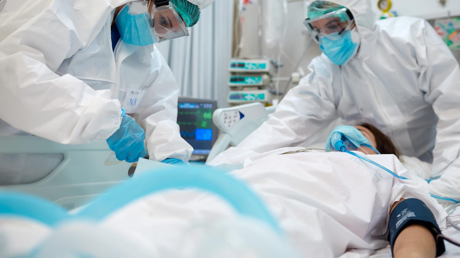 Einsatz auf der Intensivstation (Symbolbild): Früher als erwartet füllen sich derzeit die Krankenhausbetten mit Corona-Patienten.