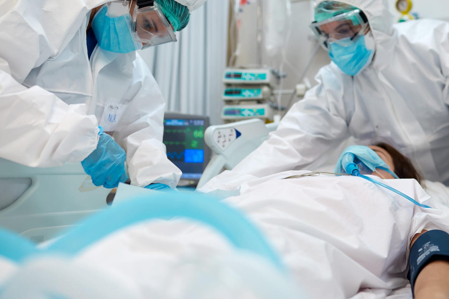 Einsatz auf der Intensivstation (Symbolbild): Früher als erwartet füllen sich derzeit die Krankenhausbetten mit Corona-Patienten.