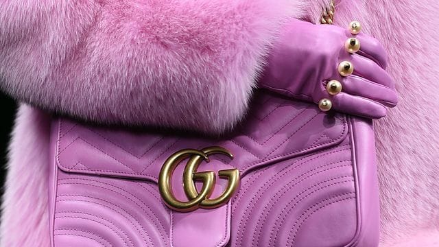 Eine Handtasche passend zum Outfit: Handtasche von Gucci mit goldenem Logo. Eine Handtasche passend zum Outfit: Handtasche von Gucci mit goldenem Logo.