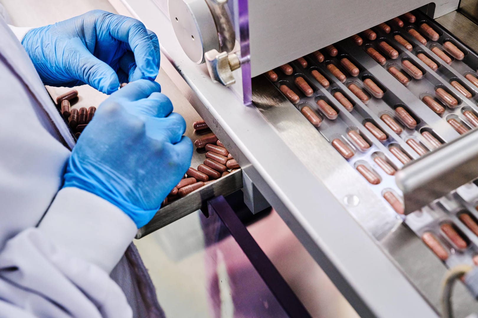 Pillen in der Produktion (Symbolbild): Pfizer will die Produktion seines Corona-Medikaments nun hochfahren.