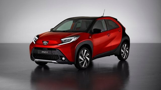 Satz mit X: Toyota nennt die neue Generation seines Kleinwagens Aygo nun Aygo X - und macht das Fahrzeug dabei zu einem etwas rustikaleren Crossover-Modell.